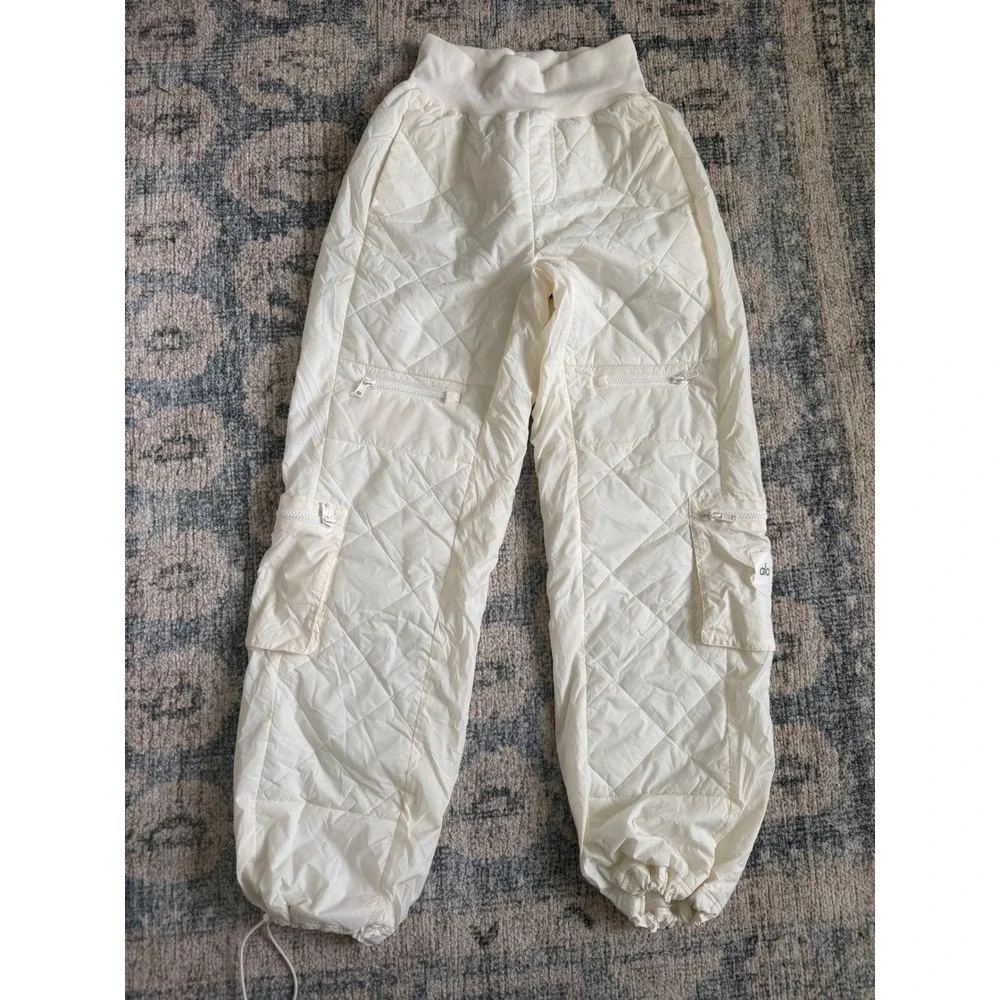 Alo Yoga High-Waist Snowrider Puffer‎ Pants in Ivory Size XS Pristine Condition